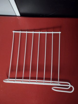 Tre scaffali metallici bianchi