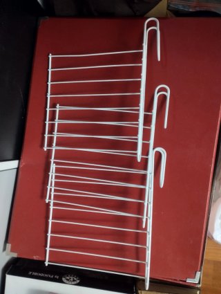 Tre scaffali metallici bianchi