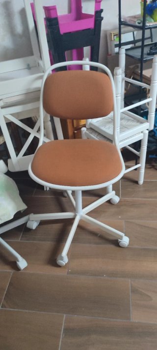 Silla de escritorio naranja y blanca