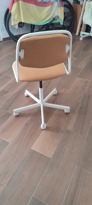 Silla de escritorio naranja y blanca