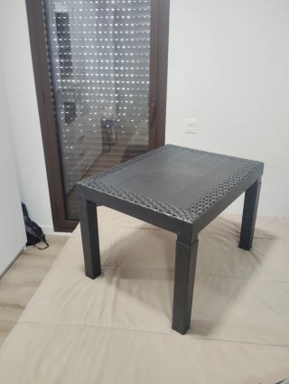 Mesa de terraza gris de plástico