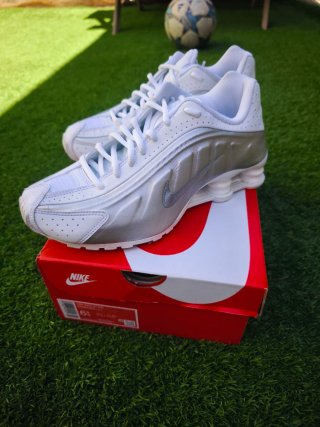 Zapatillas Nike Shox R4 plateadas y blancas n39
