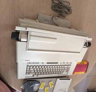 Máquina de escribir Olivetti CT 606