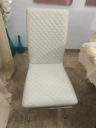 Sillas de salón polipiel blancas.