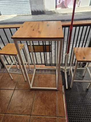 Mesa alta y 2 taburetes bar madera