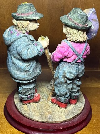 Scultura in resina bambini con sacco