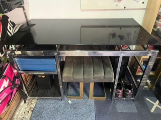 Mesa de oficina cristal negro y metal