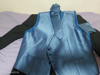 Traje chaleco y corbata azul