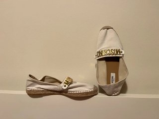 Alpargatas Moschino Blancas con Logo Dorado
