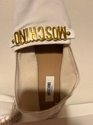 Alpargatas Moschino Blancas con Logo Dorado