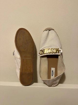 Alpargatas Moschino Blancas con Logo Dorado