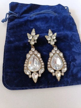 Pendientes largos con pedrería
