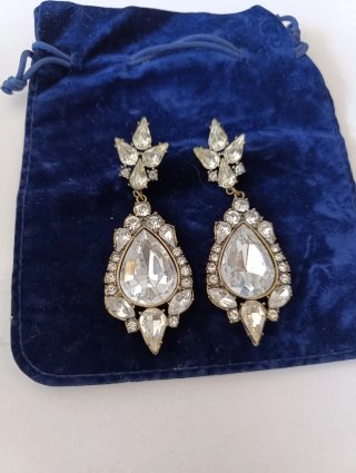 Pendientes largos con pedrería