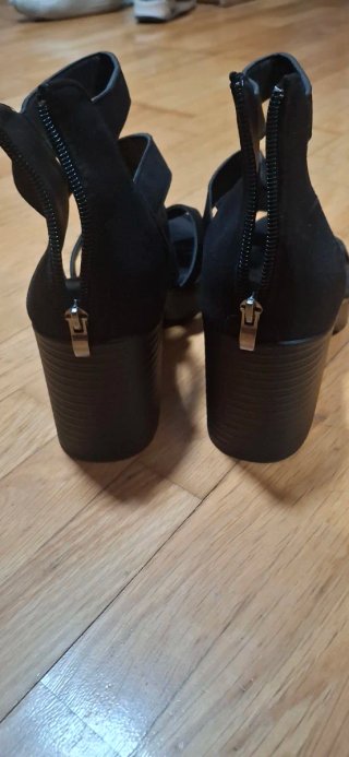 Sandalias negras de tiras