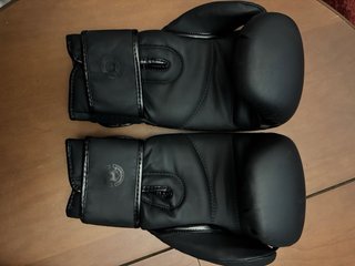 Guantes de boxeo Venum negros y espinilleras