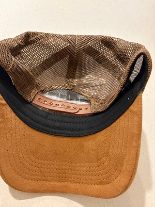 Gorra trucker blanca y marrón