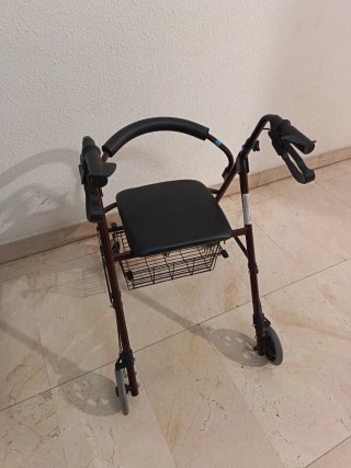 Andador para persona mayor con asiento