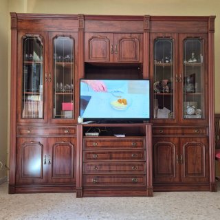 Mueble de salón de madera oscura