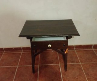 Mesa auxiliar de madera oscura