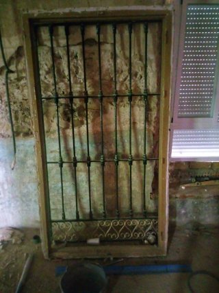 Ventana madera con reja fundición antigua