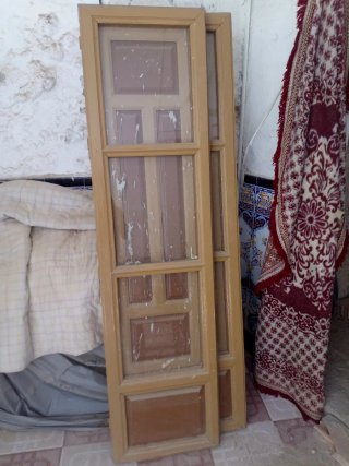 Ventana madera con reja fundición antigua