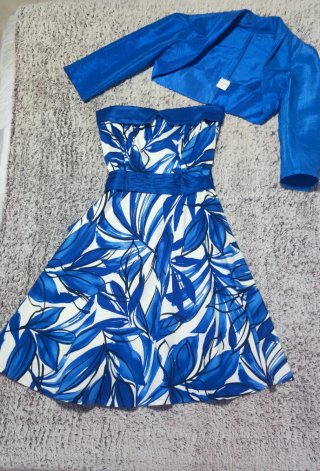Vestido estampado azul con chaqueta corta