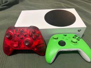 Xbox Series S Blanca + 2 Mandos Nuevos