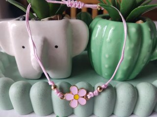 Pulsera flor rosa y detalles dorados