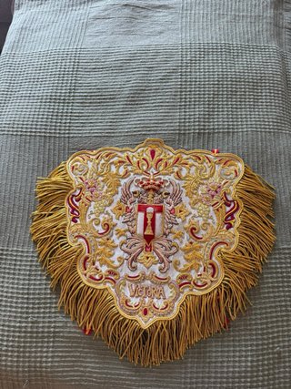 Mantón bordado con flecos dorados