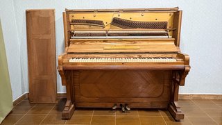 Piano acústico de pared