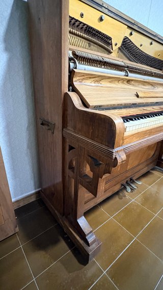 Piano acústico de pared