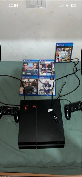 PlayStation 4 con 5 giochi e 2 controller