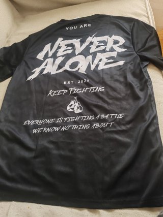 Camiseta Negra Never Alone Hombre
