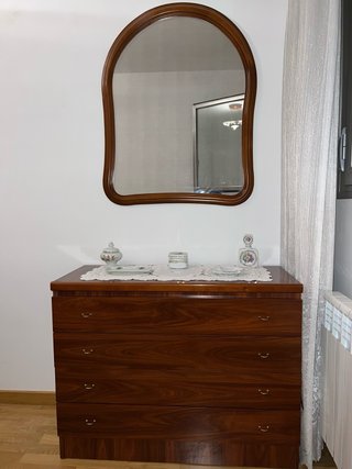 Cómoda de madera con 4 cajones