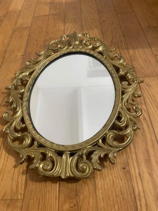 Specchio vintage dorato con cornice barocca