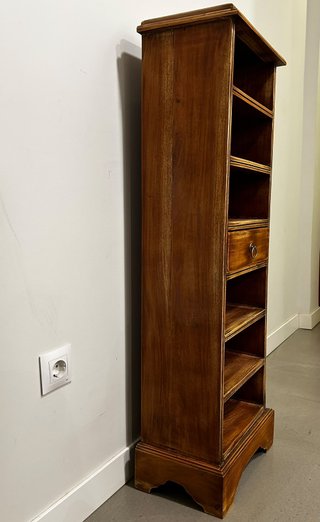 Estantería alta de madera con cajón