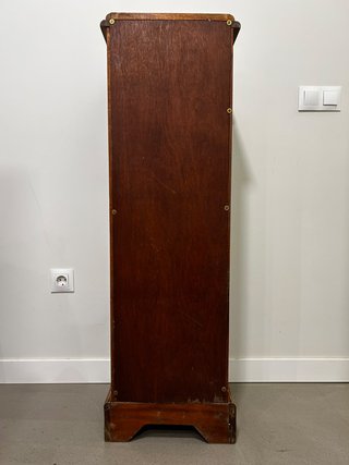 Estantería alta de madera con cajón