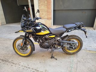Royal Enfield Himalayan 450 Negra/Dorada
