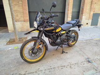 Royal Enfield Himalayan 450 Negra/Dorada