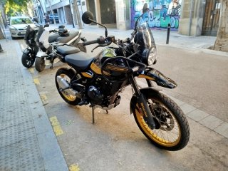 Royal Enfield Himalayan 450 Negra/Dorada