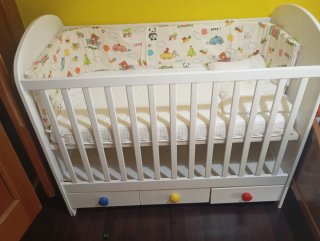 Culla Ikea bianca con cassetti
