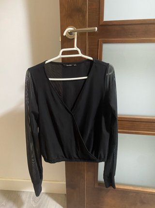 Blusa Bershka negra mangas transparentes