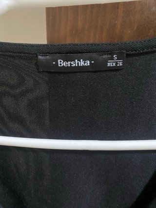 Blusa Bershka negra mangas transparentes