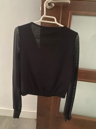 Blusa Bershka negra mangas transparentes