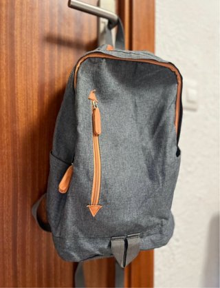 Mochila gris con detalles naranjas