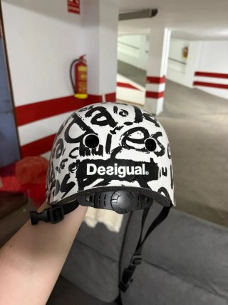 Casco Talla M Diseño Graffiti Desigual
