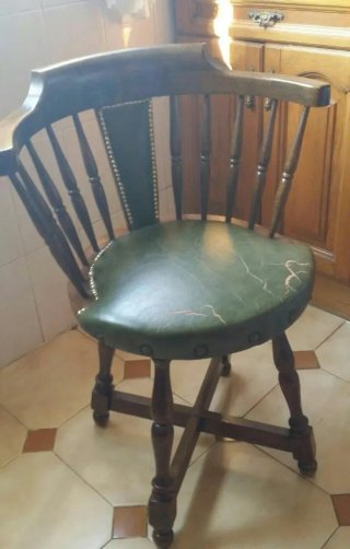 Sillas de nogal con asiento de piel