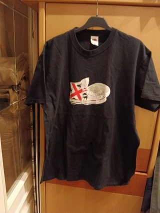 Camiseta Negra Dibujo Zapatillas