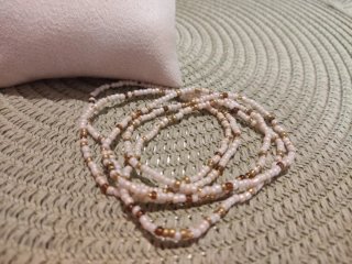 Precioso conjunto de 5 pulseras de cuentas doradas