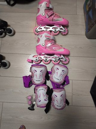 Patines en línea rosas y blancos